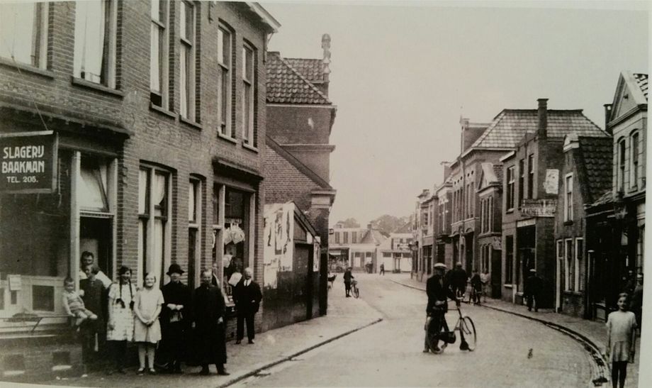 Assen - H. Venema - Oude Groningerstraat  (rechts bij het uithangbord,  foto ca. 1930)