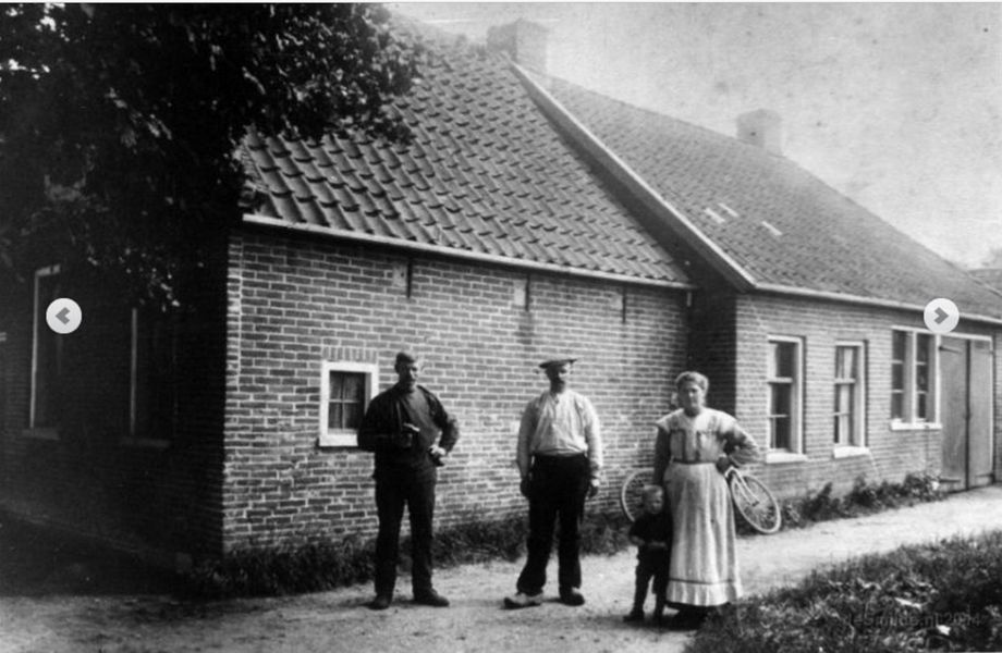 Smilde - Keizer - Veenhoopsweg 45 - vlnr: Cornelis Albertus Keizer, Zwiers, kleine Cornelis Keizer (overleden op 3-jarige leeftijd), Jantina Keizer-Hummel.(ca. 1914)